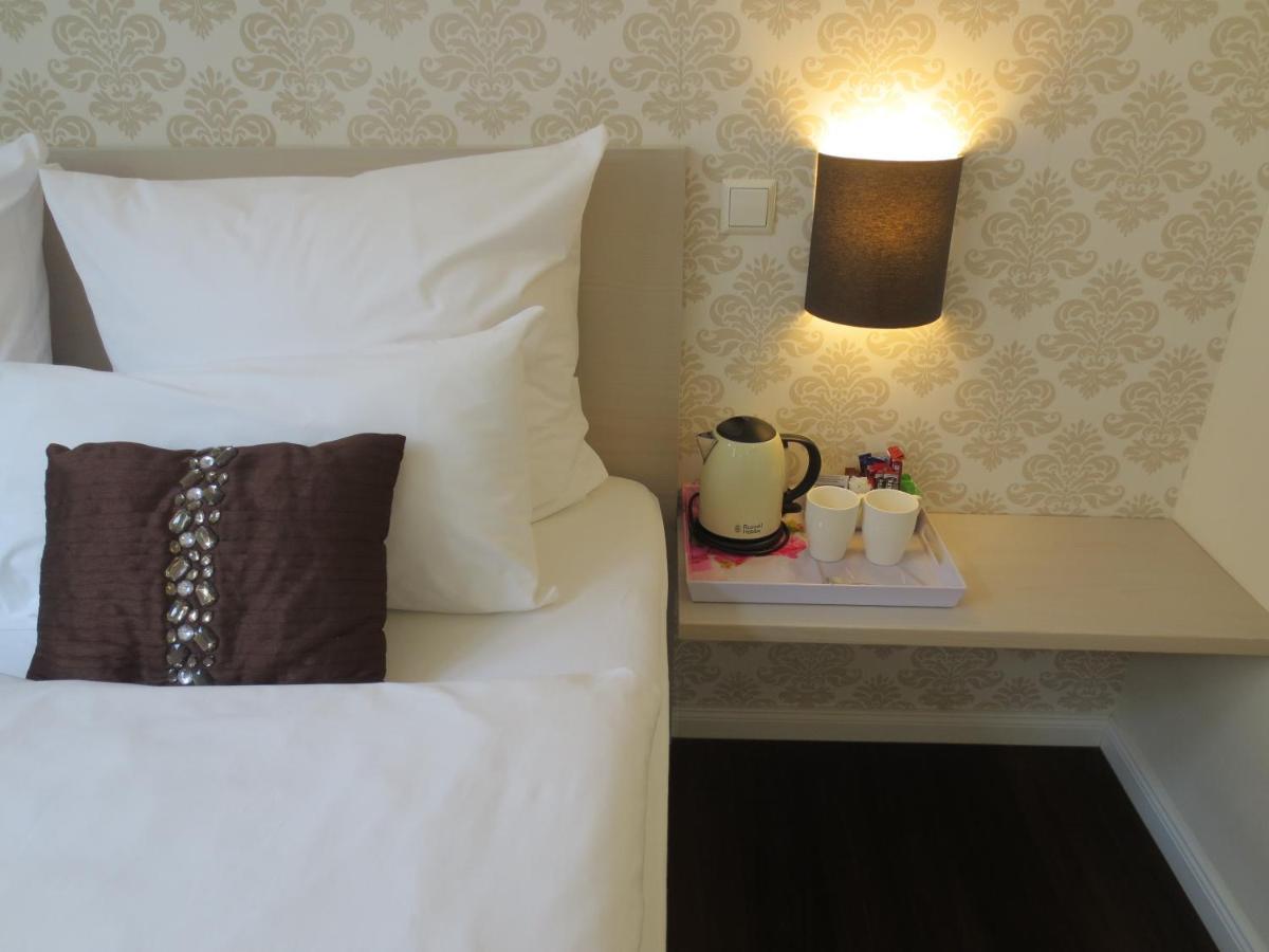 List Five - Your British Guesthouse Щутгарт Екстериор снимка