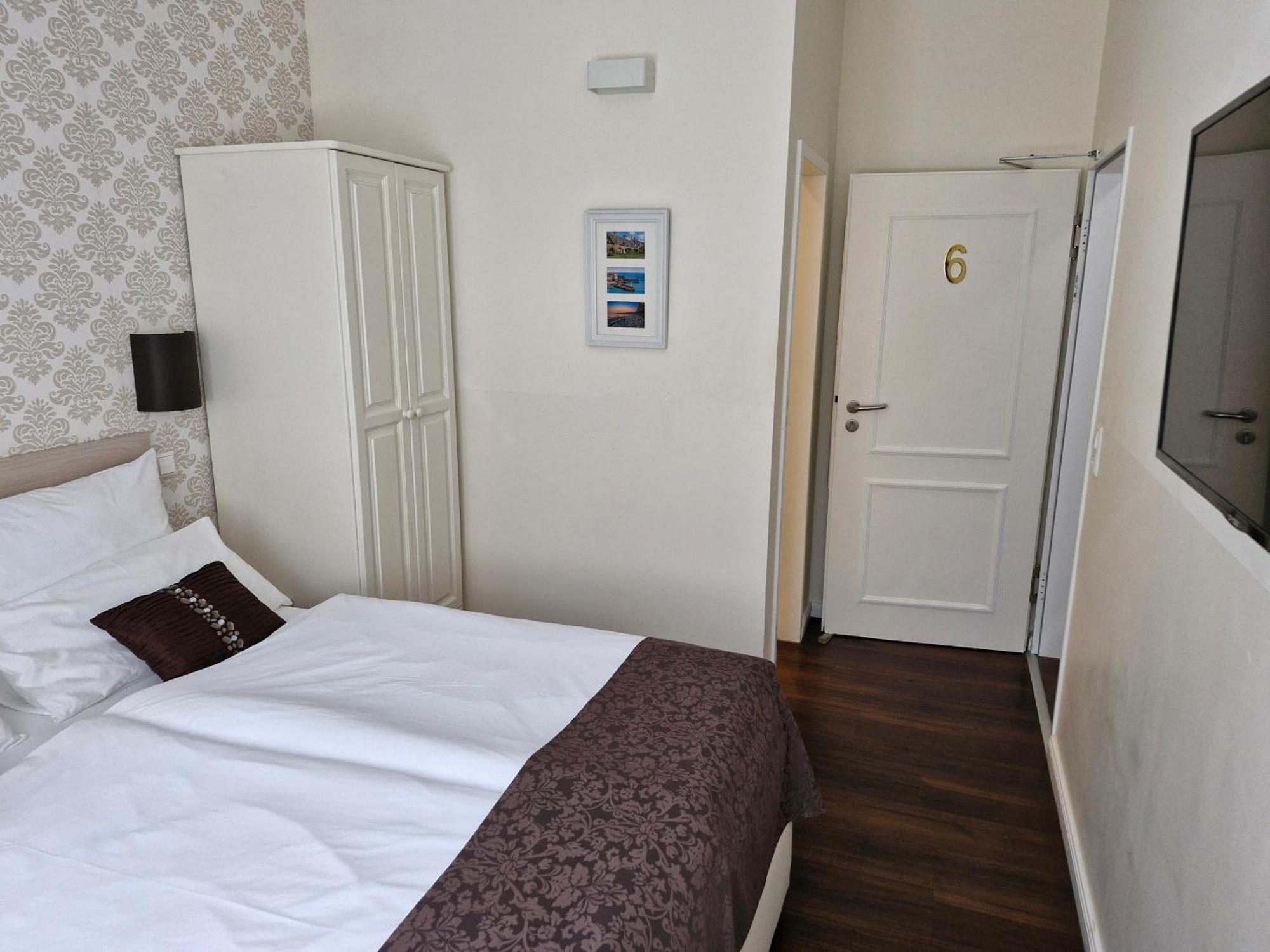List Five - Your British Guesthouse Щутгарт Екстериор снимка